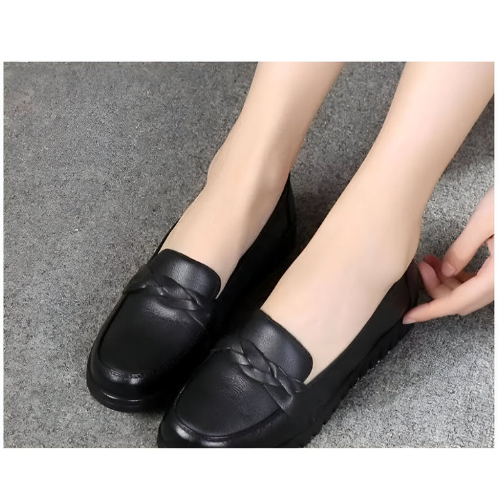 Mocassins noirs en cuir portés. Chaussures plates élégantes avec détail tressé. Idéal pour un look décontracté ou professionnel. Confort et style garantis., 45286736265397,45286736298165,45286736330933,45286736363701,45286736396469,45286736429237,45286736462005,45286736494773