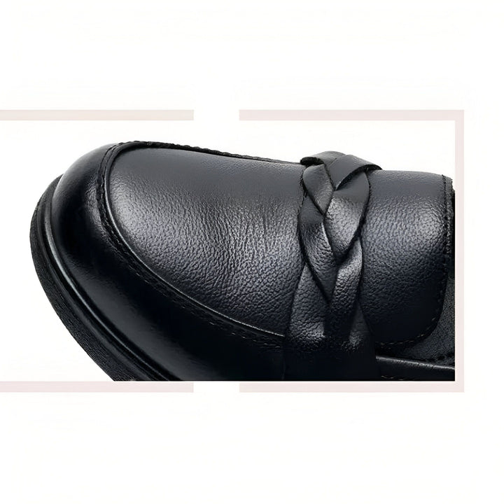 Gros plan d'un mocassin noir en cuir tressé, soulignant sa texture et son détail artisanal. Chaussure élégante et confortable, idéale pour un look décontracté ou professionnel. Mode, chaussures, style.
, 45286736265397,45286736298165,45286736330933,45286736363701,45286736396469,45286736429237,45286736462005,45286736494773