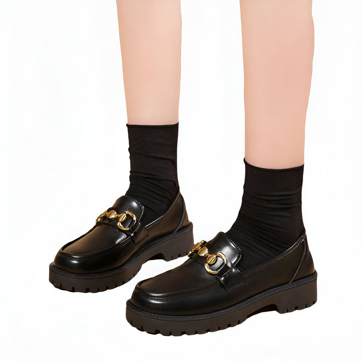 Chaussures mocassins noirs vernis avec boucles dorées et semelles épaisses, portées avec des chaussettes noires. Mode automne-hiver, style preppy., 45286956302517,45286956335285,45286956368053,45286956400821,45286956433589,45286956466357,45286956499125,45286956531893