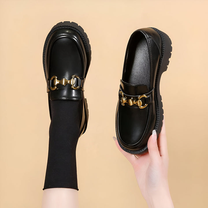 Mocassins noirs à semelles épaisses et détails dorés. Chaussures élégantes portées avec des chaussettes. Mode automne-hiver., 45286956302517,45286956335285,45286956368053,45286956400821,45286956433589,45286956466357,45286956499125,45286956531893