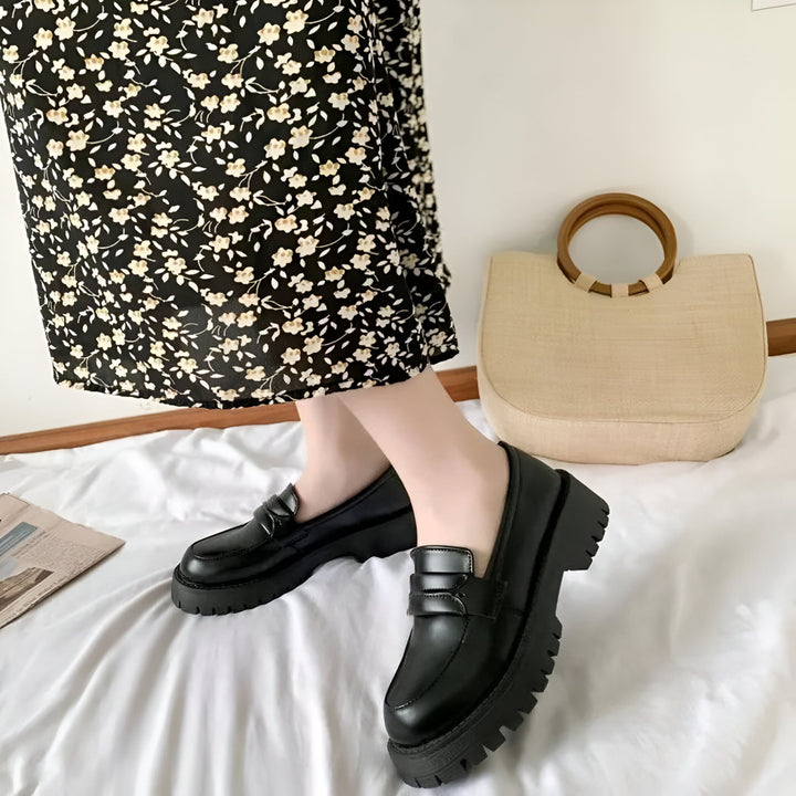 Gros plan sur une femme portant une robe à fleurs et des mocassins noirs à semelles épaisses, avec un sac à main en paille., 45286720700597,45286720733365,45286720766133,45286720798901,45286720831669,45286720864437,45286720897205,45286720929973,45286720962741