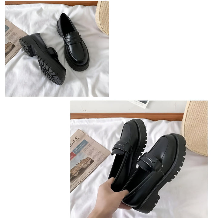 Chaussures mocassins noires à semelles épaisses sur fond blanc avec journal et chapeau de paille. Élégantes et confortables, parfaites pour un look décontracté chic. Mode féminine, chaussures tendance., 45286720700597,45286720733365,45286720766133,45286720798901,45286720831669,45286720864437,45286720897205,45286720929973,45286720962741