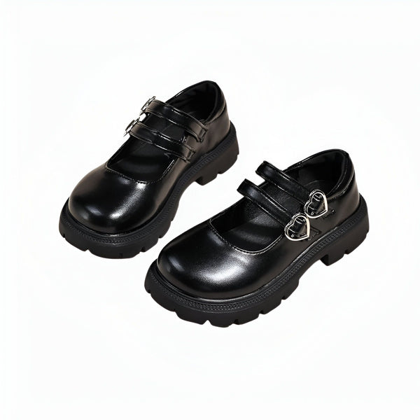 Deux chaussures Mary Jane noires vernies à semelles épaisses avec brides ajustables. Les boucles de la chaussure droite sont en forme de cœur. Chaussures tendance, élégantes et confortables., 45286684262581,45286684295349,45286684328117,45286684360885,45286684393653,45286684426421,45286684459189,45286684491957,45286684524725,45286684557493