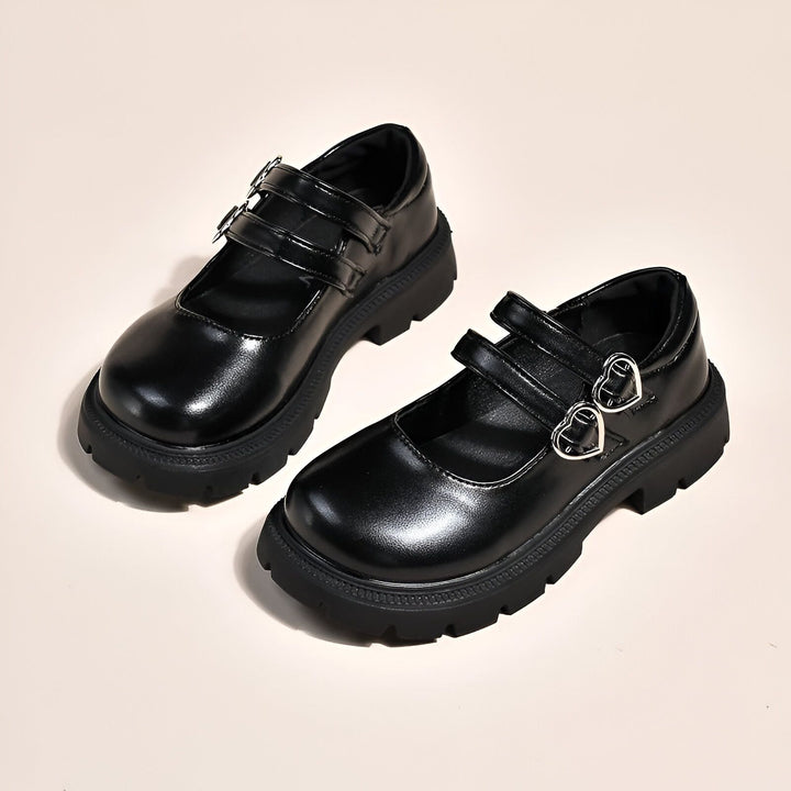 Paire de chaussures Mary Jane noires avec deux brides à boucles, dont une avec des boucles en forme de cœur. Elles ont une semelle épaisse crantée., 45286684262581,45286684295349,45286684328117,45286684360885,45286684393653,45286684426421,45286684459189,45286684491957,45286684524725,45286684557493
