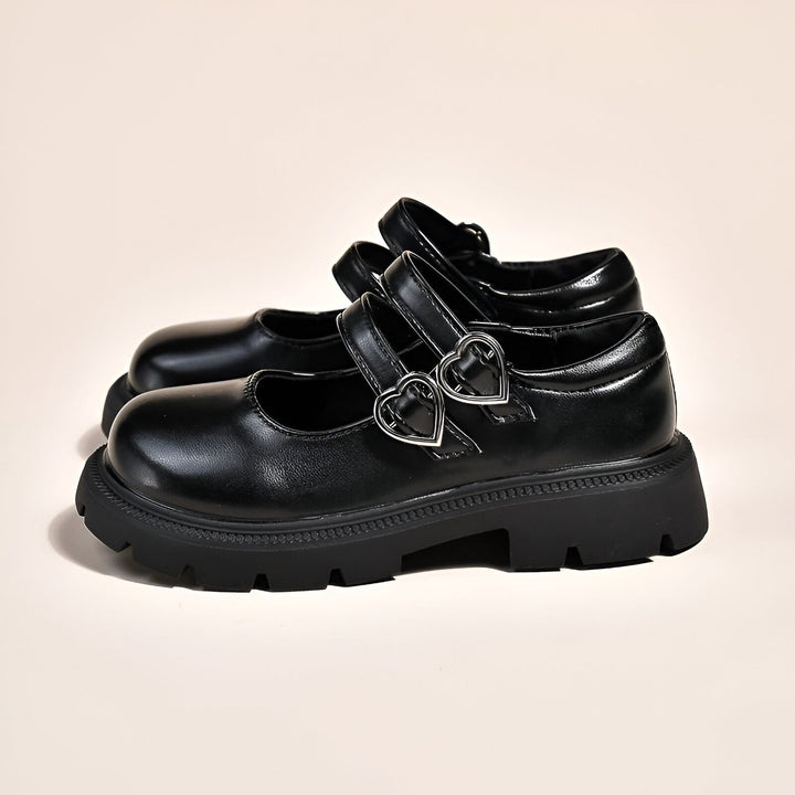 Paire de chaussures Mary Jane noires avec semelles épaisses et boucles en forme de cœur. Chaussures tendance pour femme, style rétro et moderne., 45286684262581,45286684295349,45286684328117,45286684360885,45286684393653,45286684426421,45286684459189,45286684491957,45286684524725,45286684557493