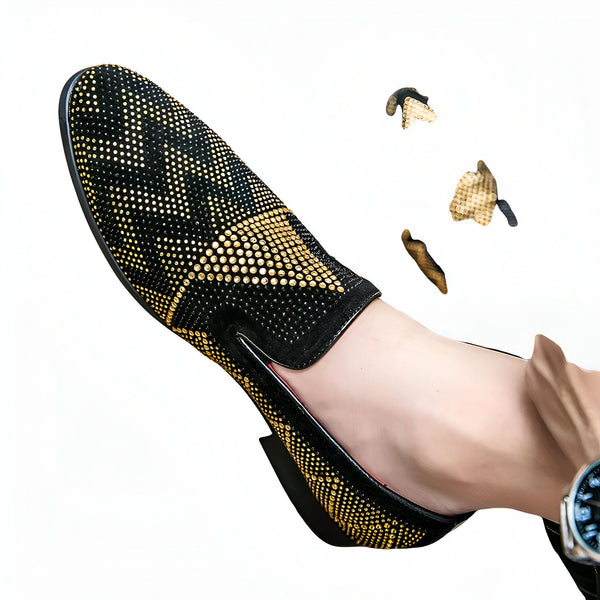 Mocassin noir orné de strass dorés, porté par un homme. Style élégant et scintillant. Chaussures de soirée pour homme, mode et luxe., 45287109034165,45287109066933,45287109099701,45287109132469,45287109165237,45287109198005,45287109230773,45287109263541,45287109296309,45287109329077