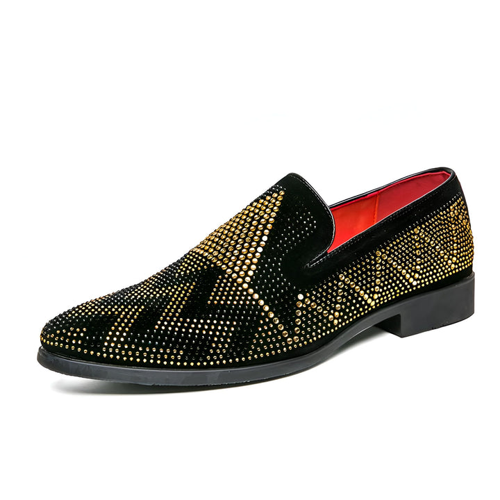 Mocassin noir orné de strass dorés, intérieur rouge. Chaussure élégante pour homme, idéale pour des occasions spéciales. Style luxueux et design unique., 45287109034165,45287109066933,45287109099701,45287109132469,45287109165237,45287109198005,45287109230773,45287109263541,45287109296309,45287109329077
