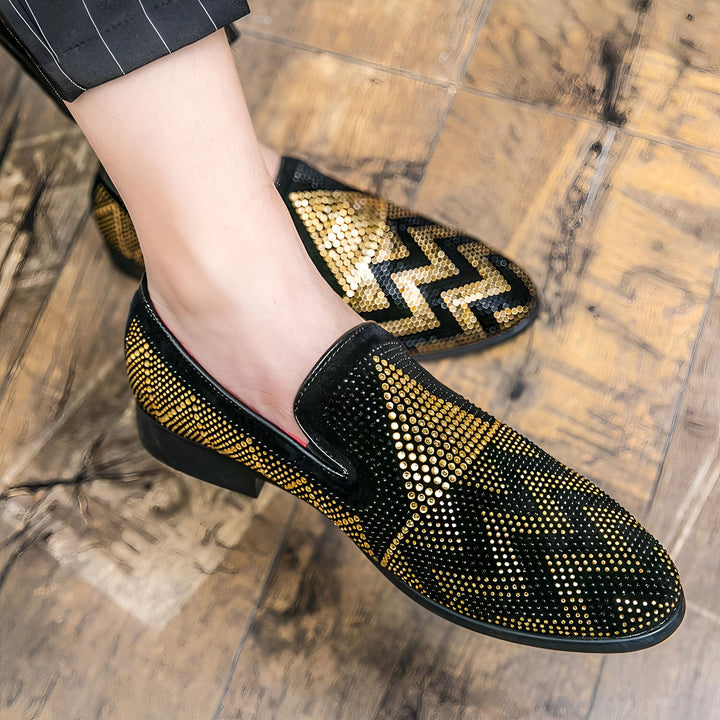 Mocassins homme noirs et dorés à paillettes, style élégant et festif. Chaussures de soirée originales pour homme avec des reflets brillants. Mode masculine, accessoires de luxe, souliers pailletés., 45287109034165,45287109066933,45287109099701,45287109132469,45287109165237,45287109198005,45287109230773,45287109263541,45287109296309,45287109329077