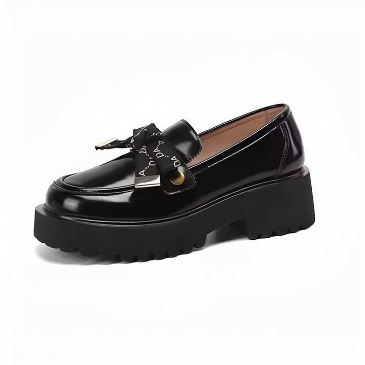 Mocassin noir verni à plateforme, orné d'un ruban décoratif avec inscription, style preppy chic pour femme. Chaussure tendance avec semelle épaisse., 45286631440565,45286631473333,45286631506101,45286631538869,45286631571637,45286631604405,45286631637173,45286631669941,45286631702709