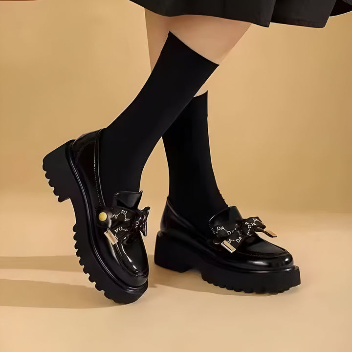 Mocassins noirs vernis à plateforme avec nœud décoratif, portés avec des chaussettes noires montantes. Chaussures tendance, look preppy, style automnal., 45286631440565,45286631473333,45286631506101,45286631538869,45286631571637,45286631604405,45286631637173,45286631669941,45286631702709