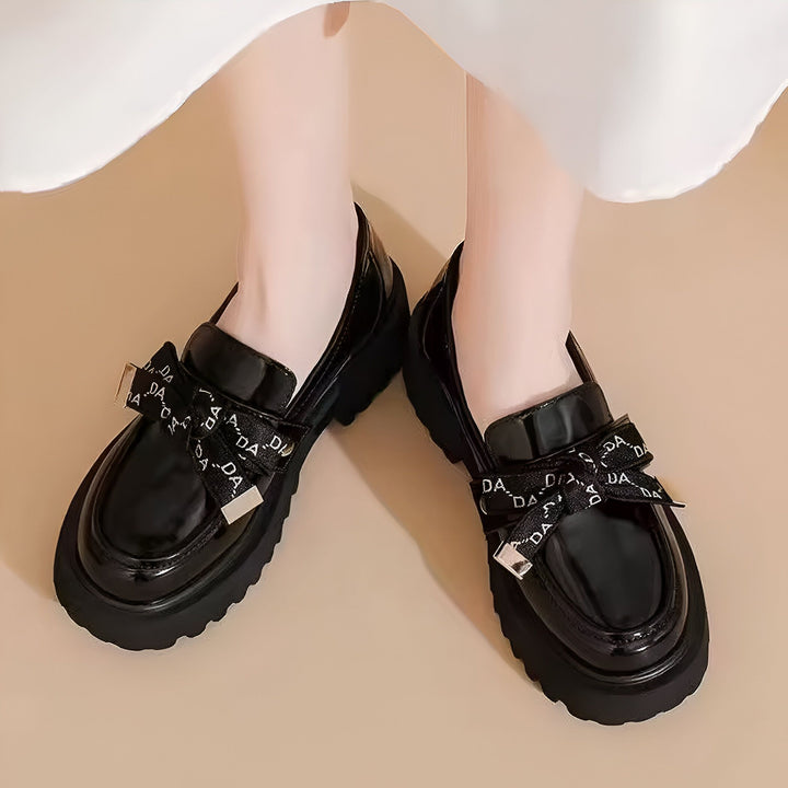 Chaussures mocassins vernis noires avec nœud décoratif. Style classique et élégant. Idéales pour un look mode et confortable., 45286631440565,45286631473333,45286631506101,45286631538869,45286631571637,45286631604405,45286631637173,45286631669941,45286631702709