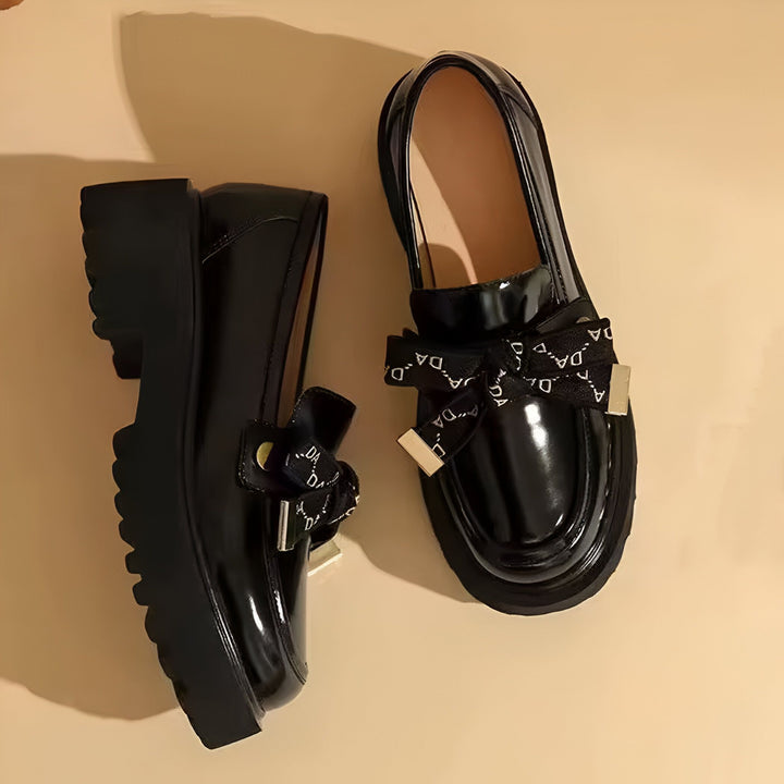 Mocassins noirs vernis avec nœuds décoratifs. Chaussures à plateforme élégantes pour femme. Mode et confort combinés., 45286631440565,45286631473333,45286631506101,45286631538869,45286631571637,45286631604405,45286631637173,45286631669941,45286631702709