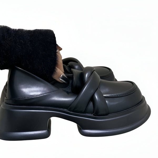 Mocassins noirs à plateforme avec un nœud décoratif, portés avec une chaussette noire duveteuse. Gros plan sur une chaussure de mode., 45286794690741,45286794723509,45286794756277,45286794789045,45286794821813
