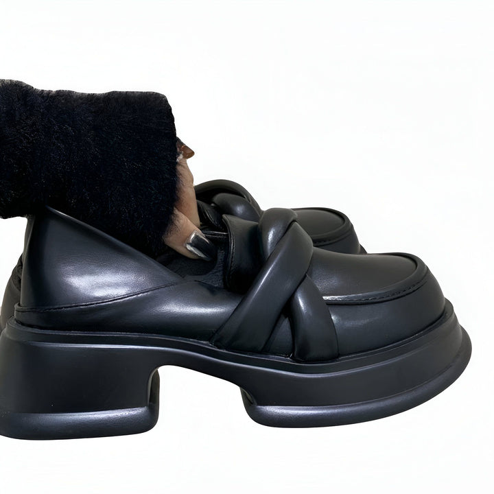 Mocassins noirs à plateforme avec un nœud décoratif, portés avec une chaussette noire duveteuse. Gros plan sur une chaussure de mode., 45286794690741,45286794723509,45286794756277,45286794789045,45286794821813
