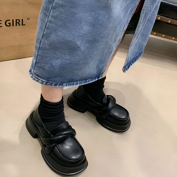 Gros plan sur des mocassins noirs à plateforme, portés avec des chaussettes noires, sous une jupe longue en jean. Style décontracté et tendance., 45286794690741,45286794723509,45286794756277,45286794789045,45286794821813
