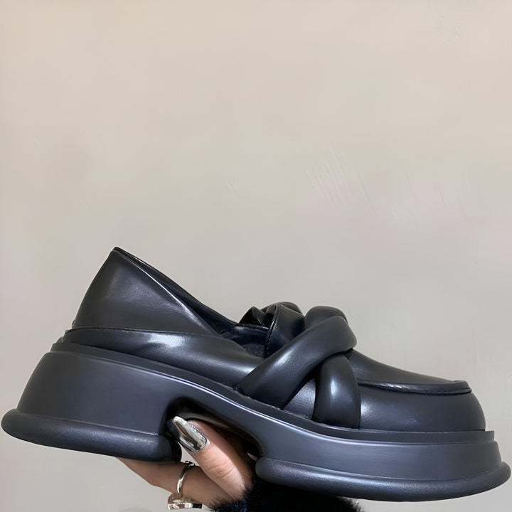 Mocassin noir à plateforme épaisse avec un nœud décoratif tressé sur le dessus. Chaussure tendance et moderne, idéale pour un look audacieux et confortable., 45286794690741,45286794723509,45286794756277,45286794789045,45286794821813