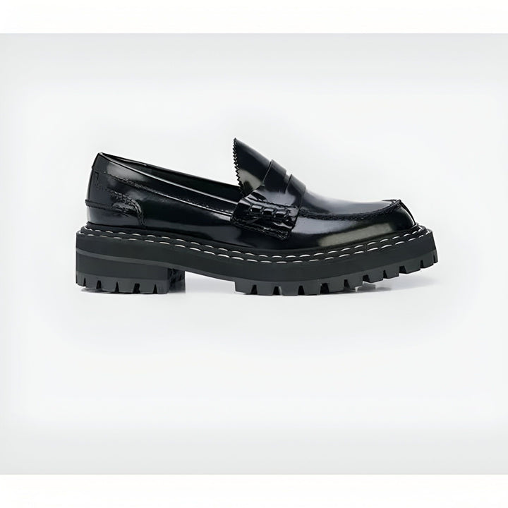 Mocassin noir verni avec semelle épaisse crantée. Chaussure de style preppy revisitée, élégante et tendance. Idéale pour un look moderne et décontracté. Mode femme, chaussures à la mode., 45286735970485,45286736003253,45286736036021,45286736068789,45286736101557,45286736134325