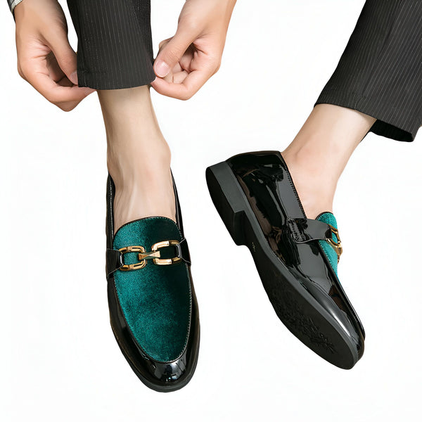 Mocassins élégants pour homme en cuir verni noir et velours émeraude, avec boucle dorée. Style classique revisité, idéal pour une tenue habillée ou décontractée chic. Détail de la texture et des finitions soignées., 45287112245429,45287112278197,45287112310965,45287112343733,45287112376501,45287112409269,45287112442037,45287112474805,45287112507573,45287112540341,45287112573109,45287112605877,45287112638645,45287112671413,45287112704181,45287112736949,45287112769717,45287112802485