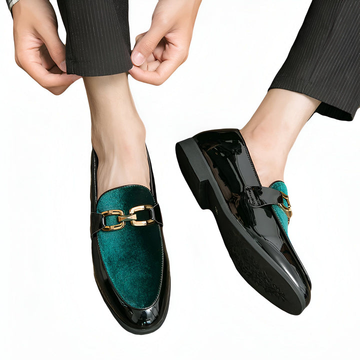 Mocassins élégants pour homme en cuir verni noir et velours émeraude, avec boucle dorée. Style classique revisité, idéal pour une tenue habillée ou décontractée chic. Détail de la texture et des finitions soignées., 45287112245429,45287112278197,45287112310965,45287112343733,45287112376501,45287112409269,45287112442037,45287112474805,45287112507573,45287112540341,45287112573109,45287112605877,45287112638645,45287112671413,45287112704181,45287112736949,45287112769717,45287112802485