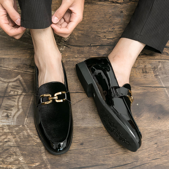 Gros plan sur des mocassins noirs brillants avec détails dorés sur un parquet. L'homme ajuste son pantalon noir. Chaussures élégantes pour hommes., 45287112245429,45287112278197,45287112310965,45287112343733,45287112376501,45287112409269,45287112442037,45287112474805,45287112507573,45287112540341,45287112573109,45287112605877,45287112638645,45287112671413,45287112704181,45287112736949,45287112769717,45287112802485
