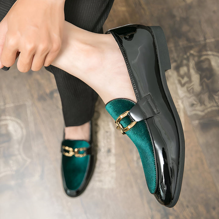 Gros plan sur des mocassins noirs vernis et velours vert émeraude, boucle dorée. Chaussures élégantes pour homme. Détail de la texture et du design raffiné. Mode masculine, chaussures de luxe., 45287112245429,45287112278197,45287112310965,45287112343733,45287112376501,45287112409269,45287112442037,45287112474805,45287112507573,45287112540341,45287112573109,45287112605877,45287112638645,45287112671413,45287112704181,45287112736949,45287112769717,45287112802485