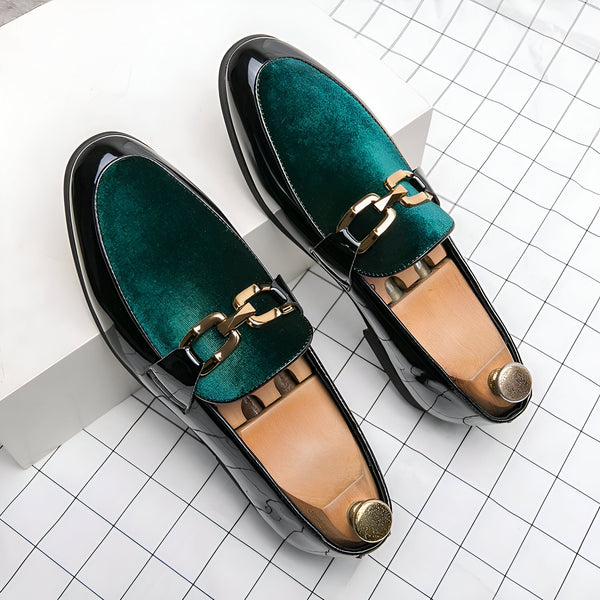 Mocassins élégants pour hommes. Chaussures en cuir verni noir avec dessus en velours vert émeraude et détails de chaîne dorée. Élégance et style pour une tenue sophistiquée., 45287112245429,45287112278197,45287112310965,45287112343733,45287112376501,45287112409269,45287112442037,45287112474805,45287112507573,45287112540341,45287112573109,45287112605877,45287112638645,45287112671413,45287112704181,45287112736949,45287112769717,45287112802485