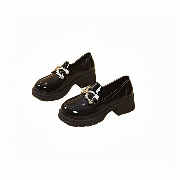 Paire de mocassins noirs vernis à talons, avec une boucle décorative argentée ornée de perles. Chaussures élégantes et brillantes pour femme. Mode et accessoires., 45286649397429,45286649430197,45286649462965,45286649495733,45286649528501,45286649561269