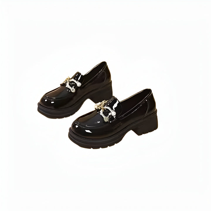 Paire de mocassins noirs vernis à talons, avec une boucle décorative argentée ornée de perles. Chaussures élégantes et brillantes pour femme. Mode et accessoires., 45286649397429,45286649430197,45286649462965,45286649495733,45286649528501,45286649561269