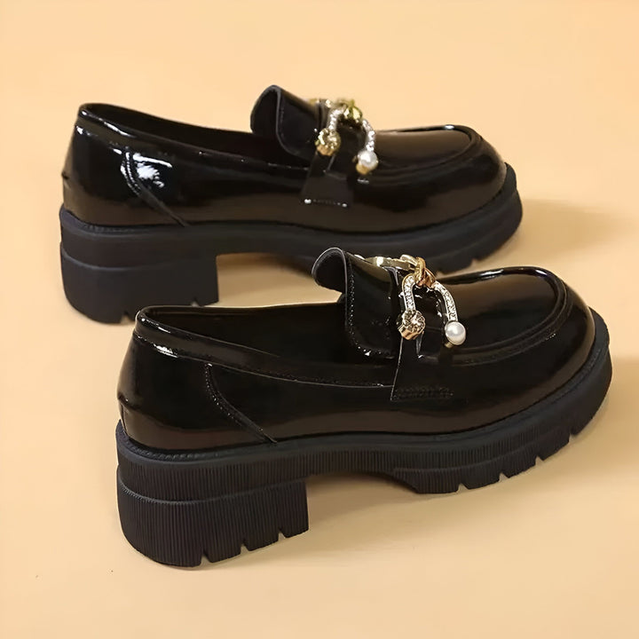 Mocassins noirs vernis à semelle épaisse et ornements dorés. Chaussures élégantes pour femme., 45286649397429,45286649430197,45286649462965,45286649495733,45286649528501,45286649561269