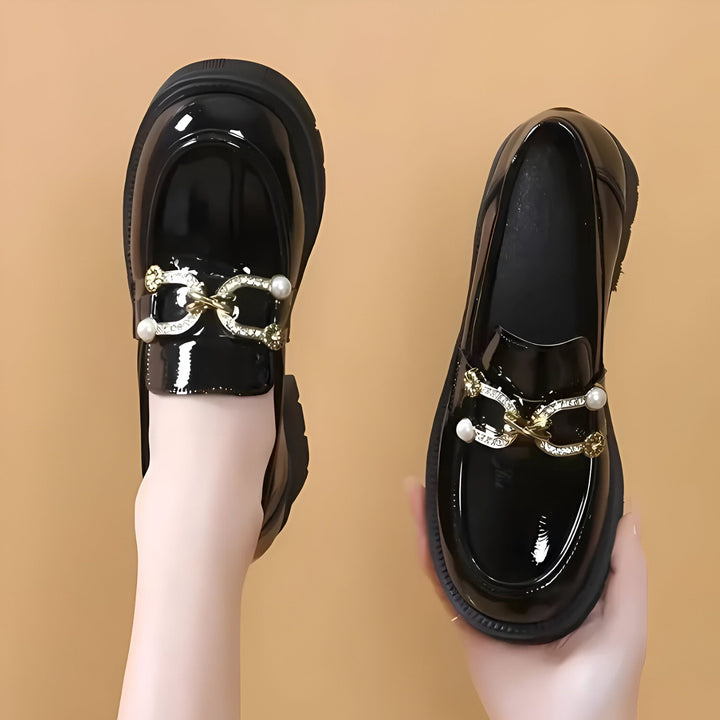 Mocassins vernis noirs, ornés d'une chaîne dorée avec des perles, style élégant et moderne. Chaussures pour femmes, mode actuelle., 45286649397429,45286649430197,45286649462965,45286649495733,45286649528501,45286649561269