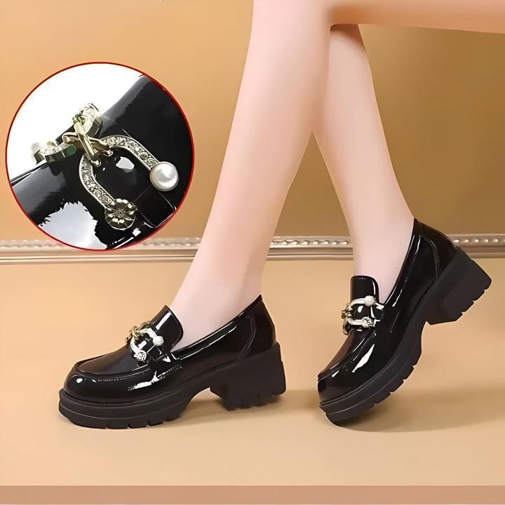 Mocassins vernis noirs à plateforme, ornés d'un détail décoratif doré avec perle. Mode chaussures pour femmes, style élégant et confortable. Gros plan sur le détail de la chaussure., 45286649397429,45286649430197,45286649462965,45286649495733,45286649528501,45286649561269