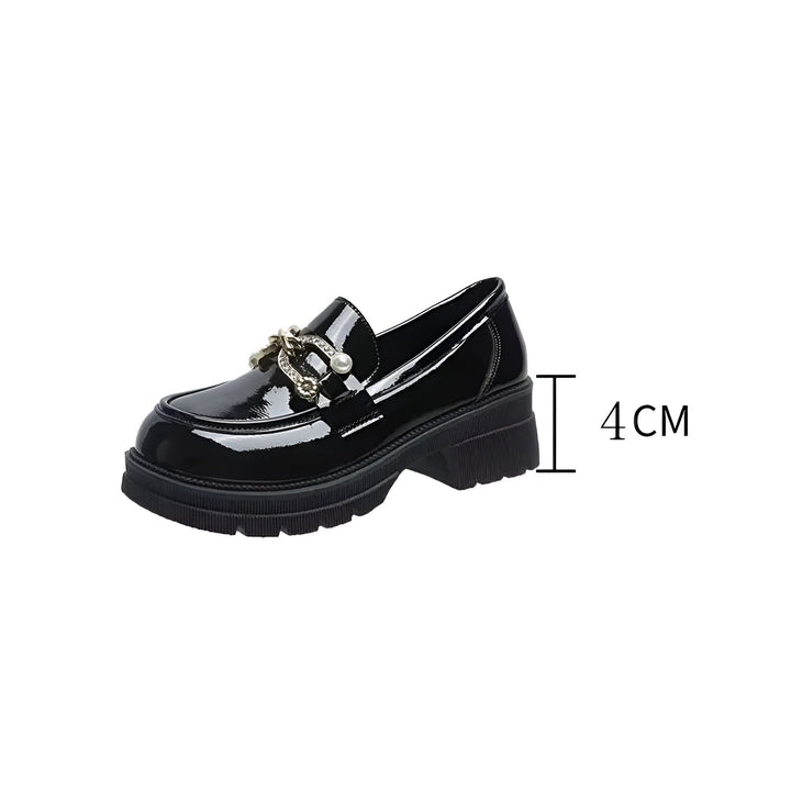 Mocassin noir verni avec chaîne décorative et talon de 4cm. Chaussure élégante et moderne pour femme., 45286649397429,45286649430197,45286649462965,45286649495733,45286649528501,45286649561269
