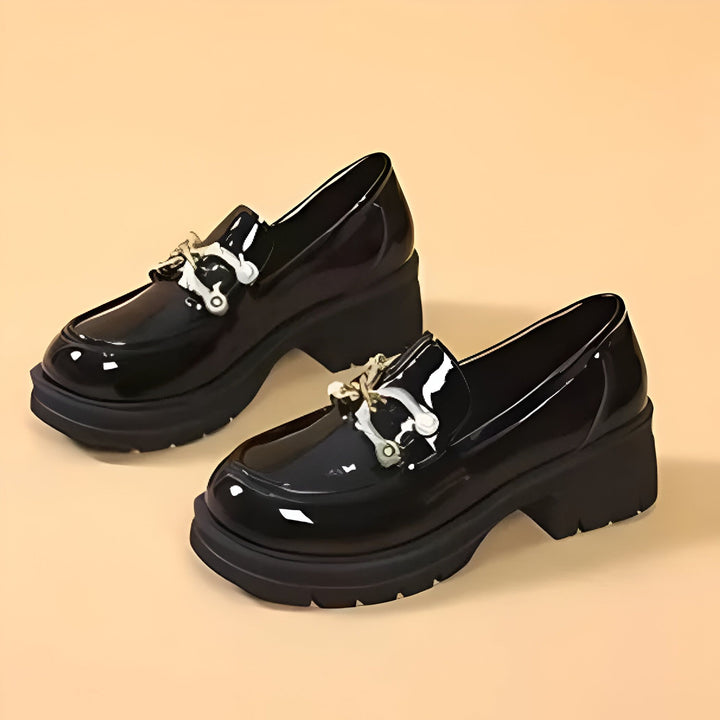 Mocassins vernis noirs à talons épais avec chaîne décorative. Chaussures élégantes et modernes pour femme., 45286649397429,45286649430197,45286649462965,45286649495733,45286649528501,45286649561269