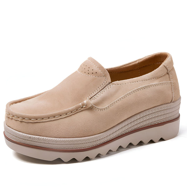 Mocassin beige pour femme avec semelle compensée. Chaussure confortable, décontractée et élégante. Style slip-on en daim avec détails de couture., 45286902857909,45286902890677,45286902923445,45286902956213,45286902988981,45286903021749,45286903054517,45286903087285,45286903120053,45286903152821,45286903185589,45286903218357,45286903251125,45286903283893,45286903316661,45286903349429,45286903382197,45286903414965,45286903447733,45286903480501,45286903513269,45286903546037,45286903578805,452869036115
