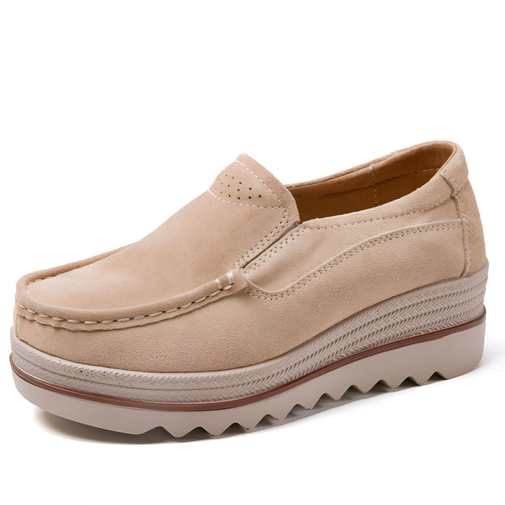Mocassin beige pour femme avec semelle compensée. Chaussure confortable, décontractée et élégante. Style slip-on en daim avec détails de couture., 45286902857909,45286902890677,45286902923445,45286902956213,45286902988981,45286903021749,45286903054517,45286903087285,45286903120053,45286903152821,45286903185589,45286903218357,45286903251125,45286903283893,45286903316661,45286903349429,45286903382197,45286903414965,45286903447733,45286903480501,45286903513269,45286903546037,45286903578805,452869036115