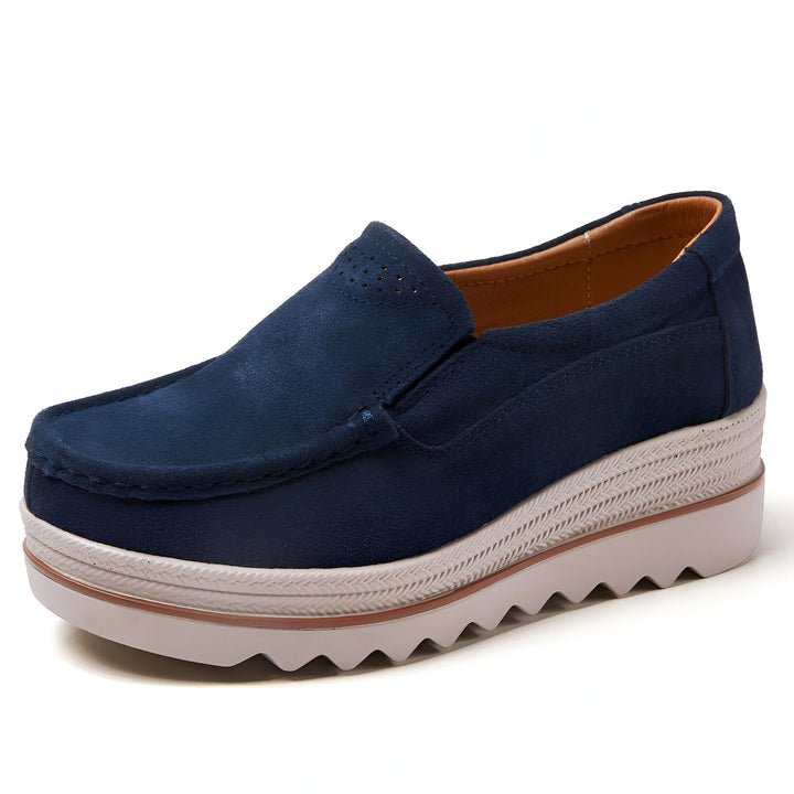 Mocassin bleu marine pour femme avec semelle compensée texturée. Chaussure confortable et élégante, idéale pour un look décontracté chic. Détails perforés pour la respirabilité., 45286902857909,45286902890677,45286902923445,45286902956213,45286902988981,45286903021749,45286903054517,45286903087285,45286903120053,45286903152821,45286903185589,45286903218357,45286903251125,45286903283893,45286903316661,45286903349429,45286903382197,45286903414965,45286903447733,45286903480501,45286903513269,452869