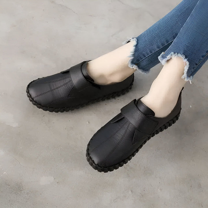 Image de chaussures décontractées en cuir noir avec une bride velcro. Un modèle porté avec un jean bleu délavé. Chaussures plates confortables et élégantes pour femmes., 45286889914549,45286889947317,45286889980085,45286890012853,45286890045621,45286890078389,45286890111157,45286890143925,45286890176693,45286890209461,45286890242229,45286890274997,45286890307765,45286890340533,45286890373301,45286890406069,45286890438837,45286890471605,45286890504373,45286890537141,45286890569909,45286890602677,45