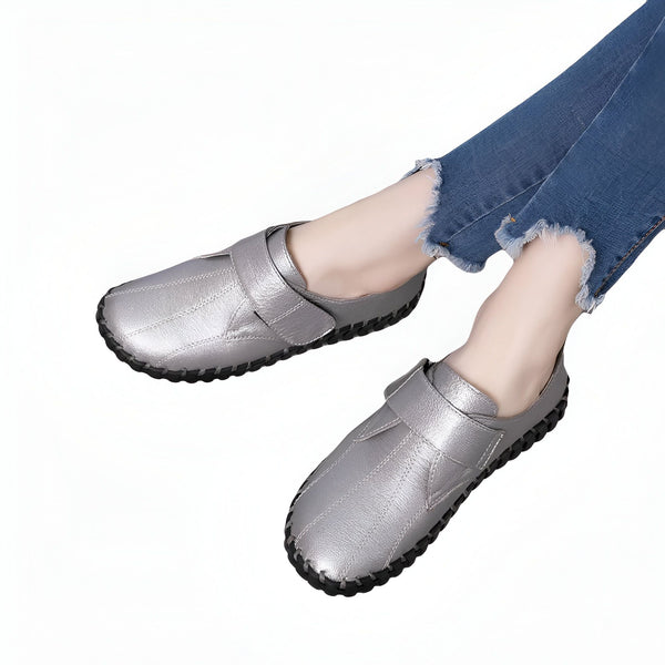 Image de deux chaussures argentées portées avec un jean bleu. Chaussures décontractées argentées avec brides à scratch. Mode et confort., 45286889914549,45286889947317,45286889980085,45286890012853,45286890045621,45286890078389,45286890111157,45286890143925,45286890176693,45286890209461,45286890242229,45286890274997,45286890307765,45286890340533,45286890373301,45286890406069,45286890438837,45286890471605,45286890504373,45286890537141,45286890569909,45286890602677,45286890635445,45286890668213