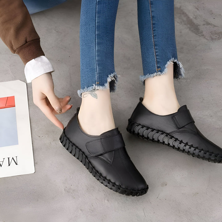 Gros plan de mocassins noirs en cuir portés avec un jean décontracté. Détails de couture uniques et confort moderne., 45286889914549,45286889947317,45286889980085,45286890012853,45286890045621,45286890078389,45286890111157,45286890143925,45286890176693,45286890209461,45286890242229,45286890274997,45286890307765,45286890340533,45286890373301,45286890406069,45286890438837,45286890471605,45286890504373,45286890537141,45286890569909,45286890602677,45286890635445,45286890668213