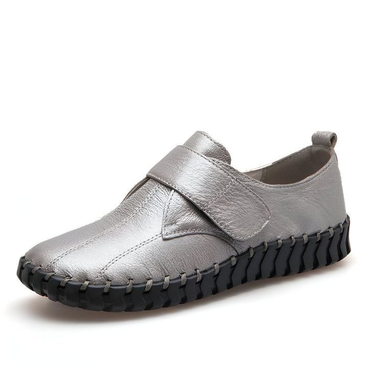 Mocassin femme en cuir argenté avec fermeture velcro et semelle noire. Chaussure confortable et élégante, idéale pour un look décontracté chic., 45286889914549,45286889947317,45286889980085,45286890012853,45286890045621,45286890078389,45286890111157,45286890143925,45286890176693,45286890209461,45286890242229,45286890274997,45286890307765,45286890340533,45286890373301,45286890406069,45286890438837,45286890471605,45286890504373,45286890537141,45286890569909,45286890602677,45286890635445,45286890668213
