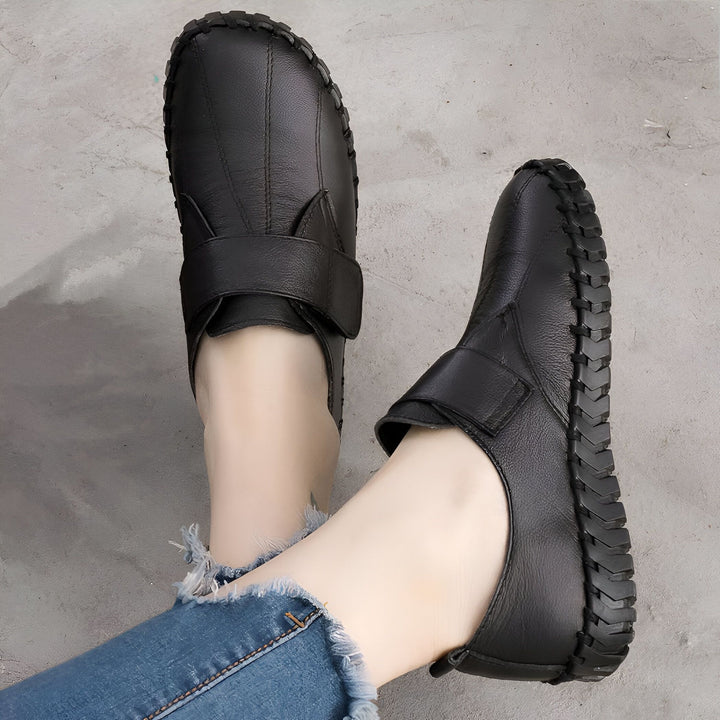 Vue de dessus de chaussures en cuir noir avec une bride à boucle, portées avec un jean. Chaussures confortables et tendance., 45286889914549,45286889947317,45286889980085,45286890012853,45286890045621,45286890078389,45286890111157,45286890143925,45286890176693,45286890209461,45286890242229,45286890274997,45286890307765,45286890340533,45286890373301,45286890406069,45286890438837,45286890471605,45286890504373,45286890537141,45286890569909,45286890602677,45286890635445,45286890668213