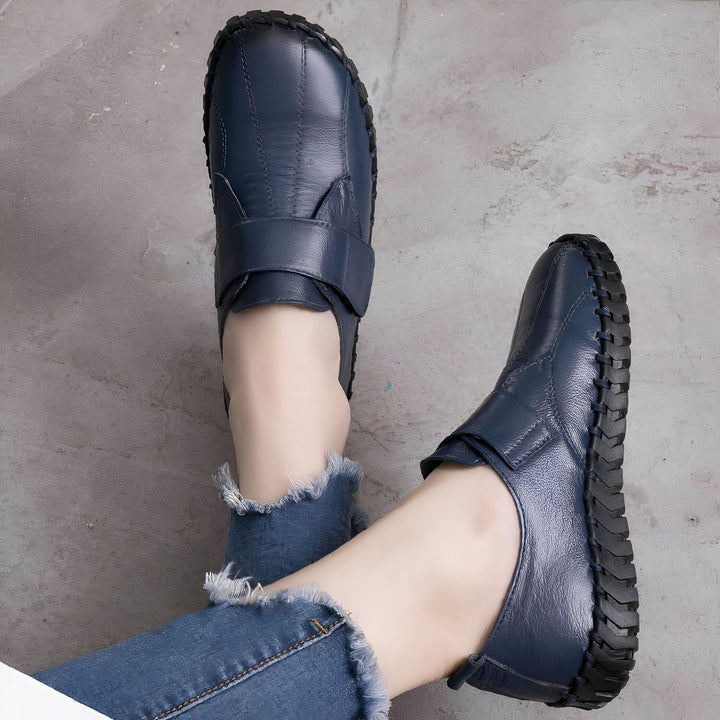 Vue en plongée de chaussures plates en cuir bleu marine portées avec un jean. Chaussures confortables pour femmes., 45286889914549,45286889947317,45286889980085,45286890012853,45286890045621,45286890078389,45286890111157,45286890143925,45286890176693,45286890209461,45286890242229,45286890274997,45286890307765,45286890340533,45286890373301,45286890406069,45286890438837,45286890471605,45286890504373,45286890537141,45286890569909,45286890602677,45286890635445,45286890668213