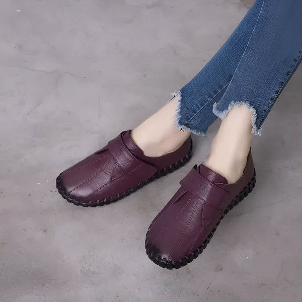Vue rapprochée de deux mocassins en cuir bordeaux portés avec un jean bleu. Les chaussures ont une bride à scratch et une semelle cousue noire. Mode décontractée et confortable., 45286889914549,45286889947317,45286889980085,45286890012853,45286890045621,45286890078389,45286890111157,45286890143925,45286890176693,45286890209461,45286890242229,45286890274997,45286890307765,45286890340533,45286890373301,45286890406069,45286890438837,45286890471605,45286890504373,45286890537141,45286890569909,45286890602