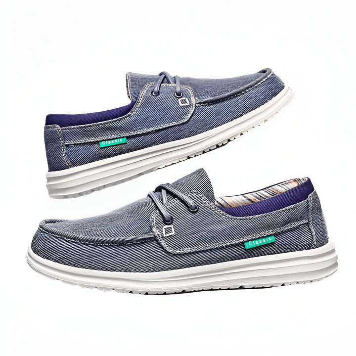 Deux chaussures bateau bleues à rayures sur fond blanc. Chaussures décontractées pour hommes, lacets et semelles blanches. Style classique et confortable., 45286746292405,45286746325173,45286746357941,45286746390709,45286746423477,45286746456245,45286746489013,45286746521781,45286746554549,45286746587317,45286746620085,45286746652853,45286746685621,45286746718389,45286746751157,45286746783925,45286746816693,45286746849461,45286746882229,45286746914997,45286746947765,45286746980533,45286747013301,452867