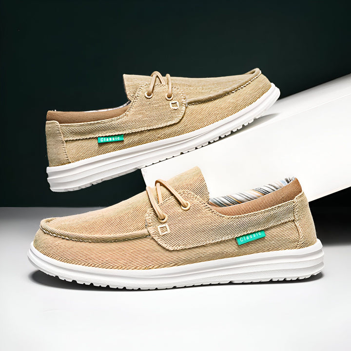 Deux mocassins beiges en toile rayée, avec semelles blanches. Style décontracté, étiquette verte "Classic". Chaussures d'été confortables., 45286746292405,45286746325173,45286746357941,45286746390709,45286746423477,45286746456245,45286746489013,45286746521781,45286746554549,45286746587317,45286746620085,45286746652853,45286746685621,45286746718389,45286746751157,45286746783925,45286746816693,45286746849461,45286746882229,45286746914997,45286746947765,45286746980533,45286747013301,45286747046069,4528