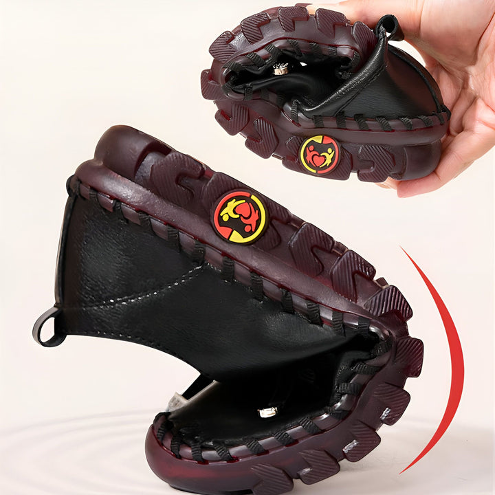 Chaussures mocassins pliables en cuir noir et bordeaux, semelle crantée avec logo rond rouge et jaune. Idéales pour le voyage, confortables et peu encombrantes., 45286744391861,45286744424629,45286744457397,45286744490165,45286744522933,45286744555701,45286744588469,45286744621237,45286744654005,45286744686773,45286744719541,45286744752309,45286744785077,45286744817845,45286744850613,45286744883381,45286744916149,45286744948917,45286744981685,45286745014453,45286745047221,45286745079989,45286745112757,4