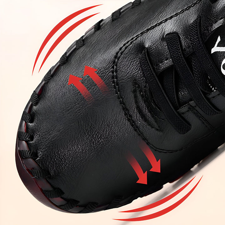 Gros plan d'une chaussure en cuir noir avec des lacets. Des flèches rouges indiquent la respirabilité et le confort de la chaussure. Détail de la couture et de la texture du cuir., 45286744391861,45286744424629,45286744457397,45286744490165,45286744522933,45286744555701,45286744588469,45286744621237,45286744654005,45286744686773,45286744719541,45286744752309,45286744785077,45286744817845,45286744850613,45286744883381,45286744916149,45286744948917,45286744981685,45286745014453,45286745047221,45286745079