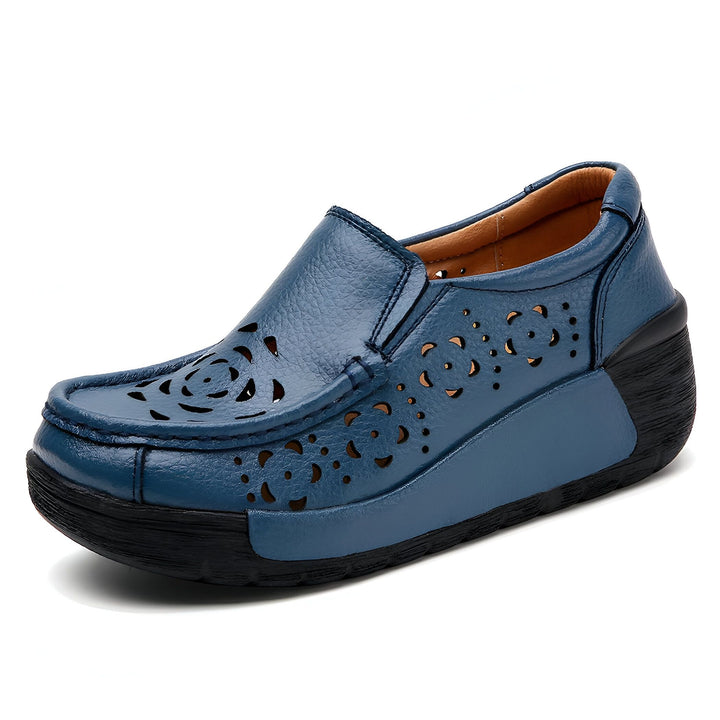 Mocassin compensé en cuir bleu avec découpes florales, semelle noire. Chaussure femme élégante et confortable pour le quotidien., 45286909345973,45286909378741,45286909411509,45286909444277,45286909477045,45286909509813,45286909542581,45286909575349,45286909608117,45286909640885,45286909673653,45286909706421,45286909739189,45286909771957,45286909804725,45286909837493,45286909870261,45286909903029,45286909935797,45286909968565,45286910001333,45286910034101,45286910066869,45286910099637