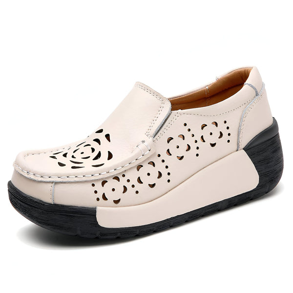 Mocassin femme en cuir beige avec motifs floraux ajourés et talon compensé noir. Chaussure décontractée et confortable pour le quotidien. Vue de côté., 45286909345973,45286909378741,45286909411509,45286909444277,45286909477045,45286909509813,45286909542581,45286909575349,45286909608117,45286909640885,45286909673653,45286909706421,45286909739189,45286909771957,45286909804725,45286909837493,45286909870261,45286909903029,45286909935797,45286909968565,45286910001333,45286910034101,45286910066869,4528691