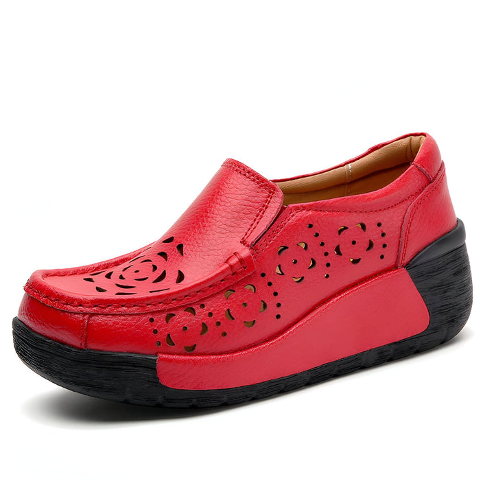 Mocassin rouge en cuir avec semelle compensée noire. Chaussure découpée avec motifs floraux, style élégant et confortable pour femme. Mode décontractée, collection printemps-été., 45286909345973,45286909378741,45286909411509,45286909444277,45286909477045,45286909509813,45286909542581,45286909575349,45286909608117,45286909640885,45286909673653,45286909706421,45286909739189,45286909771957,45286909804725,45286909837493,45286909870261,45286909903029,45286909935797,45286909968565,45286910001333,452869